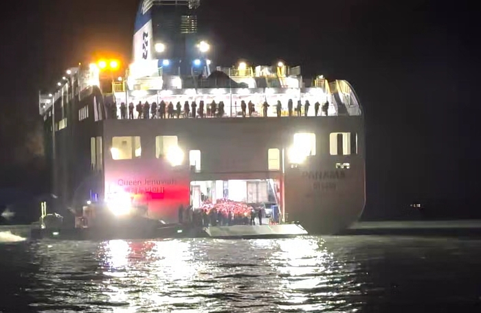 좌초 여객선서 탑승객 구조 작업     (목포=연합뉴스) 19일 오후 8시 17분께 전남 신안군 장산도 남방 족도에 여객선 퀸제누비아2호가 좌초돼 해경이 구조 작업을 벌이고 있다. 2025.11.19 [목포해경 제공. 재판매 및 DB 금지]     in@yna.co.kr (끝)