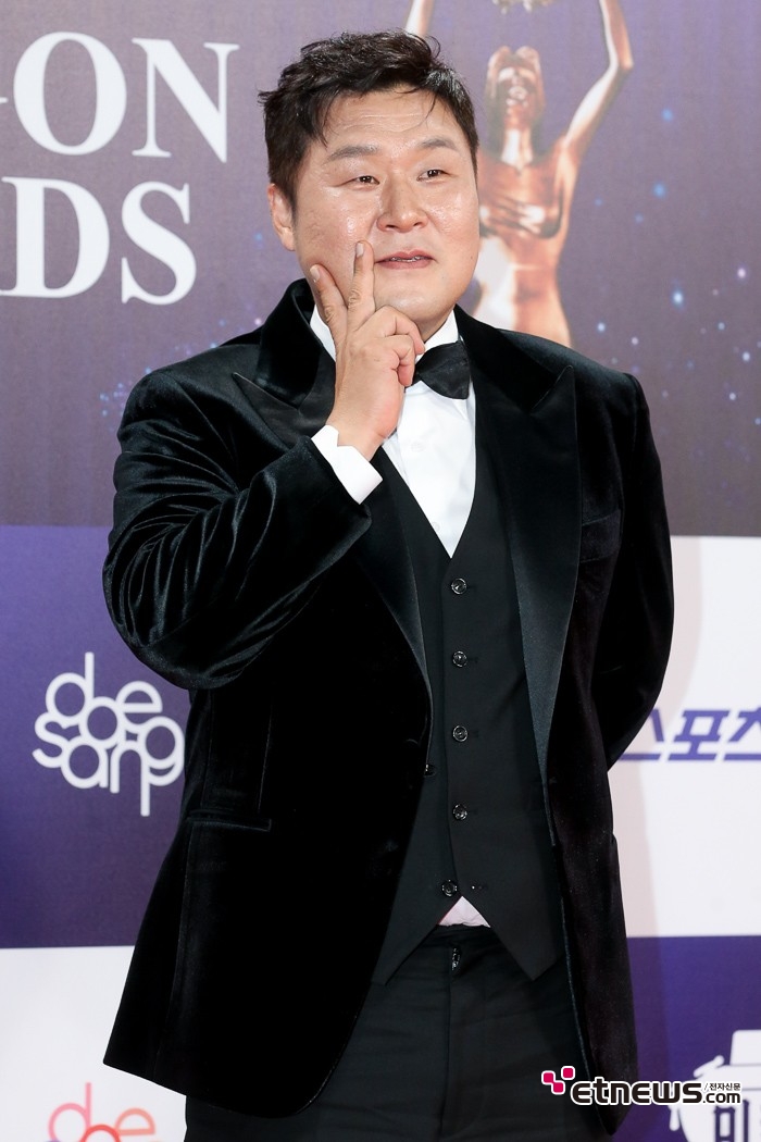 [ET포토] 윤경호, '남다르게 브이 콜콕'