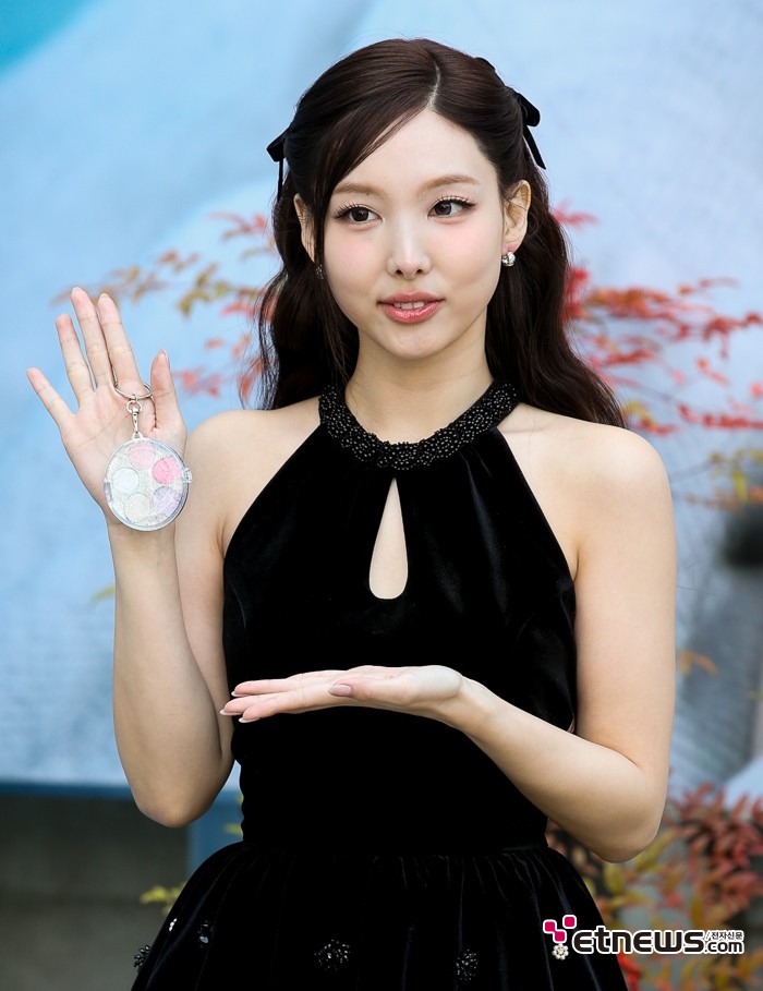 [ET포토] 트와이스 나연, '퓌 DIY 멀티 포켓 팔레트 소개'