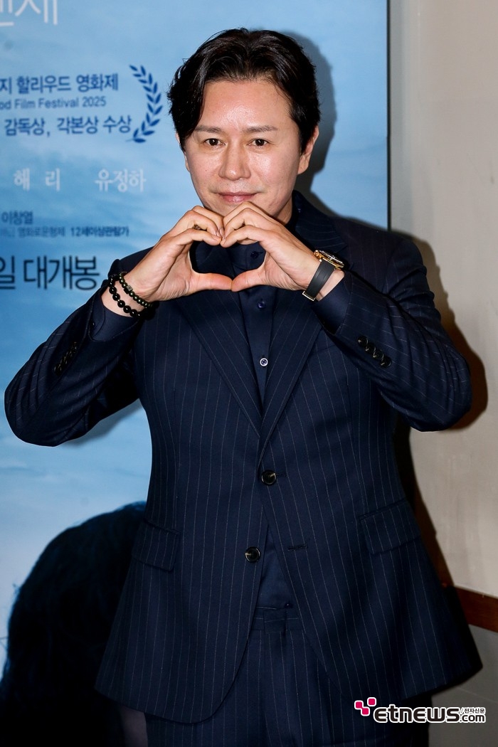 [ET포토] 김민종, '상냥한 시선으로 하트'