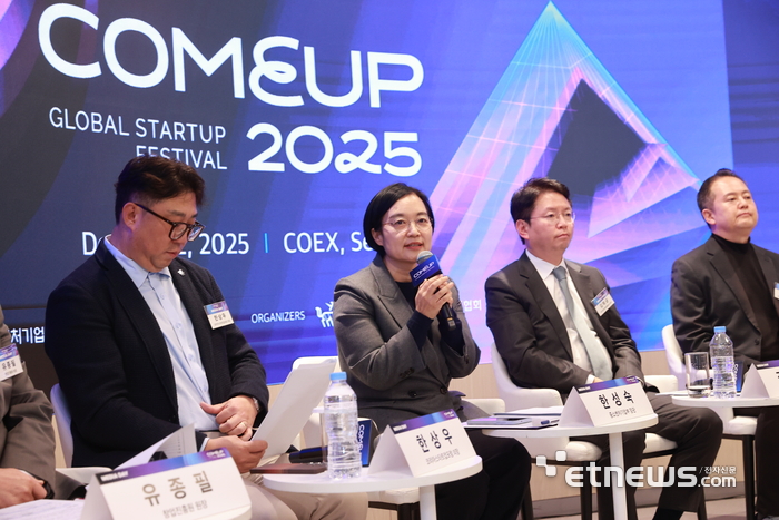 20일 서울 글로벌스타트업센터(GSC)에서 열린  '컴업 2025 미디어데이'에서 한성숙 중기부 장관(왼쪽 두번째)이 행사 관전 포인트 등을 설명하고 있다.