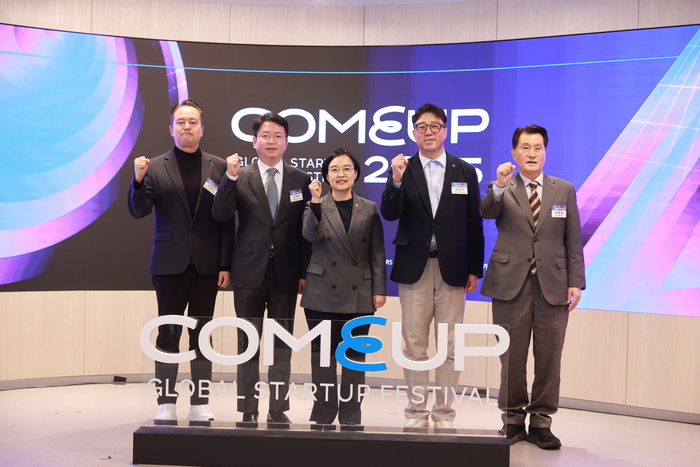 한성숙 중소벤처기업부 장관이 20일 서울 강남구 글로벌스타트업센터(GSC)에서 열린 '컴업(COMEUP) 2025' 미디어데이에서 이정민 벤처기업협회 사무총장, 김학균 한국벤처캐피탈협회장, 한상우 코리아스타트업포럼 의장, 유종필 창업진흥원장과 기념 촬영을 하고 있다. 〈중기부 제공〉