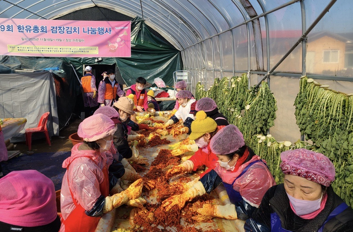 지난 18일부터 19일까지 이틀간 경기 이천시에서 열린 한국유방암환우총연합회 '제9회 김장김치 나눔행사'에서 베르티스 관계자들이 자원봉사자와 김장김치를 담그고 있다.(사진=베르티스)