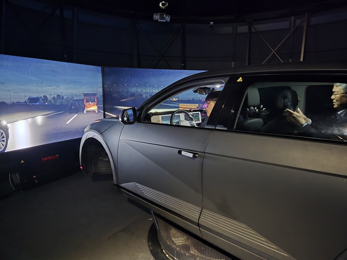 인공지능산업융합사업단은 지난 19일 AI집적단지 컨퍼런스홀에서 '대형 드라이빙 시뮬레이터 테크(TECH) 세미나'를 개최했다. 모빌리티 분야 산·학·연 관계자들과 함께 가상환경 기반 주행 검증 및 자율주행 시스템 통합 기술을 공유했다.