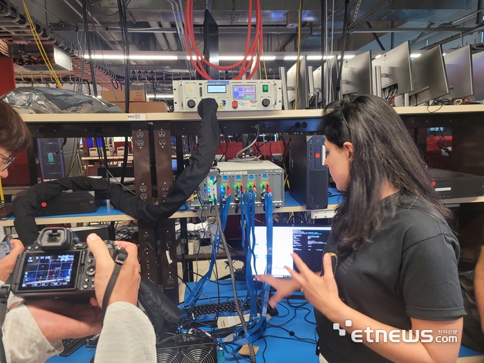 퀄컴 엔지니어가 스냅드래곤 성능 측정 시스템을 설명하고 있다.