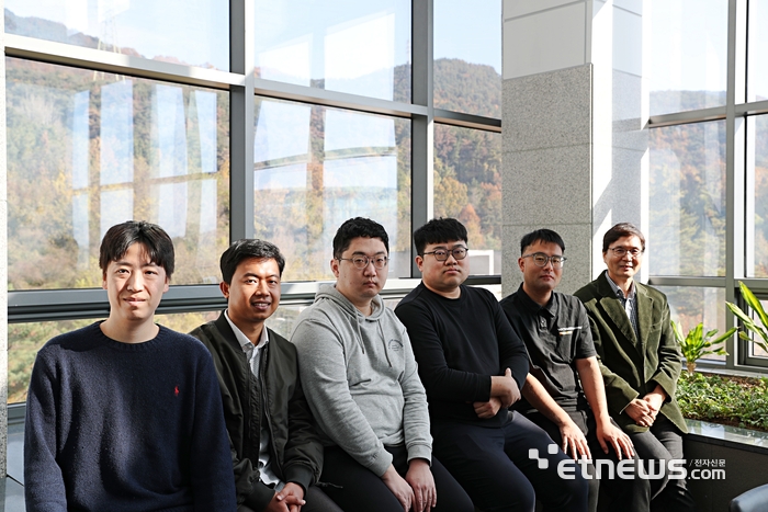 유종성 DGIST 에너지공학과 교수(오른쪽에서 두번째)와 연구팀