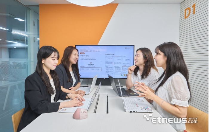 대웅제약 CH마케팅본부 직원들이 AI를 활용한 업무 프로세스 개선 관련 회의를 하고 있다.(대웅제약)