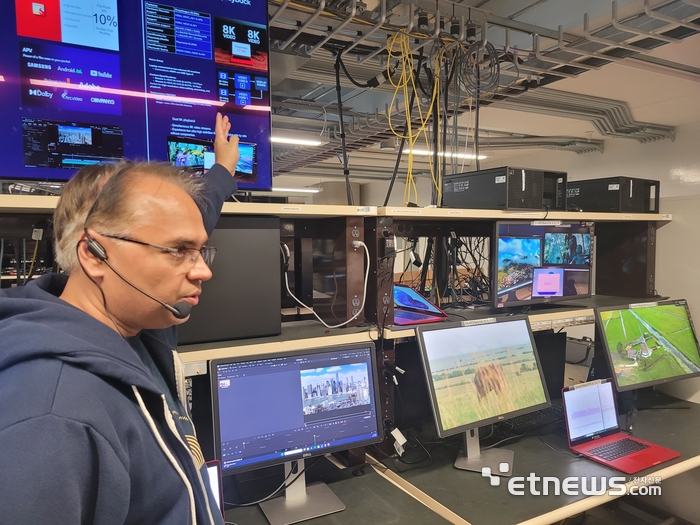 퀄컴 엔지니어가 스냅드래곤 X2의 디스플레이 성능을 설명하고 있다.