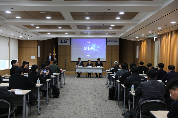 LS가 20일 서울 용산구 LS용산타워에서 에식스솔루션즈 기업공개(IPO) 추진 배경 및 사업 현황을 공유하고 있다. 왼쪽부터 박진호 LS 전략금융부문장, 이태호 LS CFO, 최창희 에식스솔루션즈 CEO. 〈사진 LS 제공〉