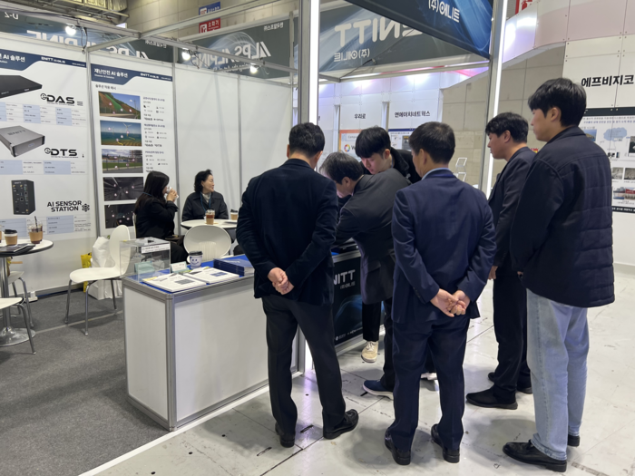 에니트 '포토닉스 코리아 2025' 부스를 찾은 방문객들.