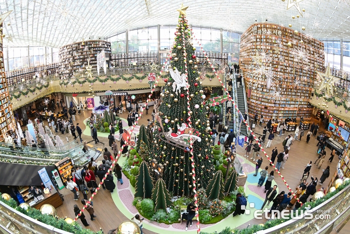 [포토] 크리스마스 앞두고 설치된 초대형 트리