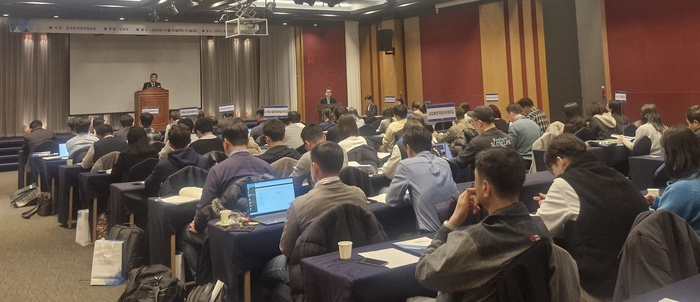 22개 사이버대 직원들이 이동진 원대협 회장 환영사를 듣고 있다.(사진=권미현 기자)