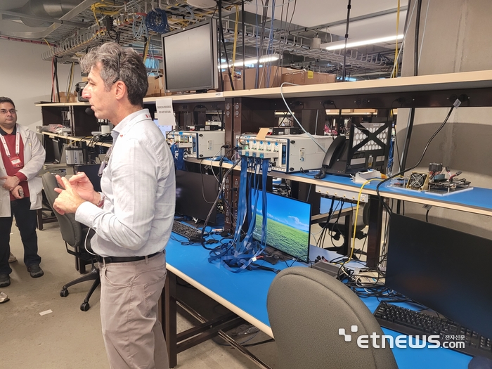 밀란 플라브시치 퀄컴 엔지니어링 부사장이 퀄컴 테스트랩을 안내하고 있다.