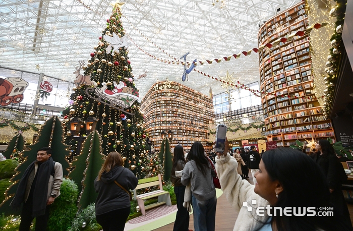[포토] 별마당도서관에 초대형 트리