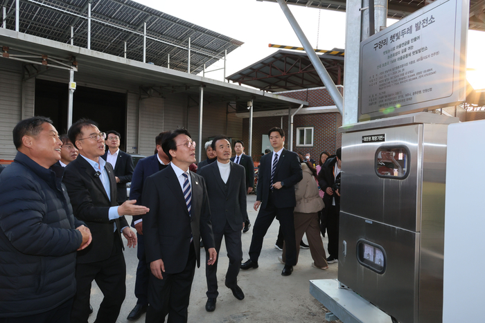 김민석 국무총리가 20일 경기도 여주시 구양리 '마을 태양광 발전소'를 방문, 발전 시설을 둘러보고 있다. 〈연합뉴스〉