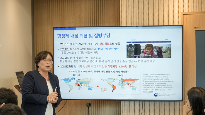 신나리 질병관리청 항생제내성관리과장이 19일 서울 용산구 한 회의실에서 열린 출입기자단 항생제 내성 예방 아카데미에서 발표하고 있다.(사진=질병관리청)