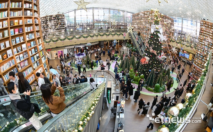 [포토] 별마당도서관에서 크리스마스 분위기 만끽하는 시민들