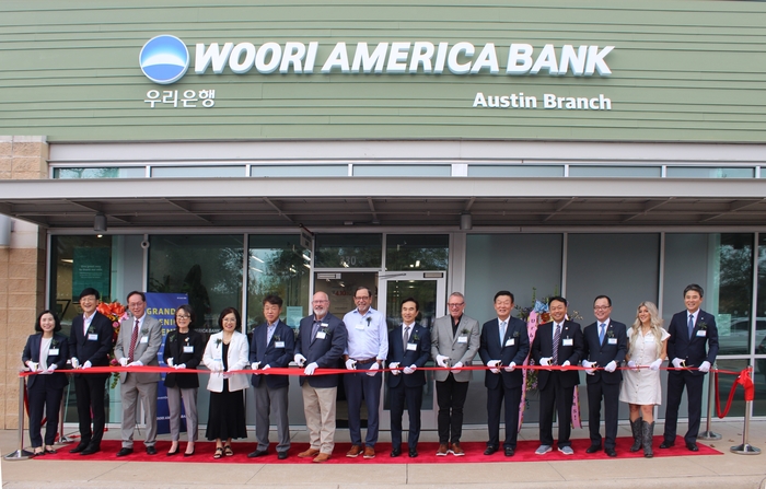 우리아메리카은행이 지난 19일(현지시각) 미국 텍사스주 오스틴지점 개점행사를 개최했다. 류형진 우리은행 글로벌그룹장(왼쪽 9번째), 이태훈 우리아메리카은행 법인장(왼쪽 13번째), 마크듀발(Mark Duval) 오스틴 아시안상공회의소 CEO(왼쪽 10번째), 에릭보이스(Eric Boyce) 시더파크 시의원(왼쪽 7번째), 데이브 포터(Dave Porter) 윌리암슨카운티 경제개발청 이사(왼쪽 8번째), 이옥희 오스틴 한인회장(왼쪽 5번째), 지은현 코리아텍사스포럼 대표(왼쪽 4번째)와 관계자들이 기념촬영을 하고 있다.