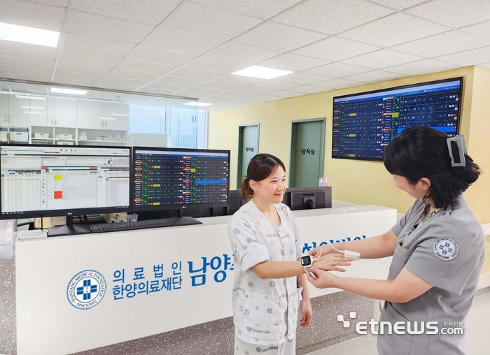 남양주한양병원의 한 병동에서 간호사가 환자에게 씽크와 연동되는 산소포화도 측정 기기를 적용하고 있다.