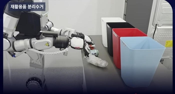 삼성전자, AI 정밀 양팔로봇 기술 시연…“고난도 작업 성공률 90%”