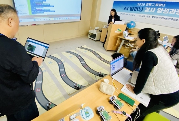 서울 은평구 중장년 'AI 딥러닝 강사 양성과정' 교육생들이 자율주행 자동차 '딥코봇'을 활용해 실습 중인 모습.