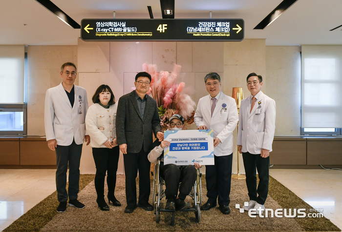 구성욱 강남세브란스병원장(오른쪽 두번째)과 2025년 건강동행 프로젝트 지원을 받는 지역 주민 등 관계자가 기념촬영했다.