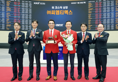 한국거래소 코스닥시장본부는 20일 오전9시 서울사옥 홍보관에서 반도체 장비용 소재·부품 전문기업인 씨엠티엑스의 코스닥시장 상장기념식을 개최했다. 상장기념패 전달 후 기념촬영 (왼쪽부터) 김대영 한국IR협의회 부회장 , 민경욱 한국거래소 코스닥시장본부장, 박성훈 씨엠티엑스 대표이사, 박종화 씨엠티엑스 대표이사, 성주완 미래에셋증권 부사장, 강왕락 코스닥협회 부회장.(사진=한국거래소)