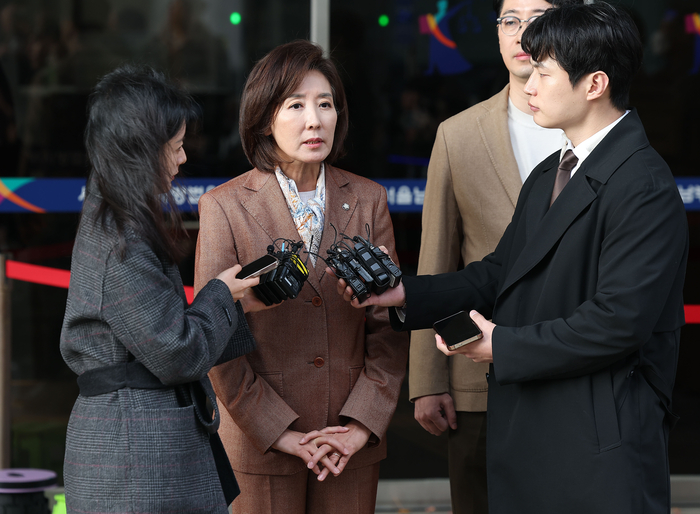 국민의힘 나경원 의원이 20일 서울 양천구 서울남부지방법원에서 열린 '국회 패스트트랙 충돌' 1심 선고 공판을 마치고 취재진 질문에 답하고 있다. 연합뉴스 (끝)