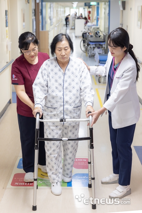 국립중앙의료원 의료진이 간호·간병 통합 서비스를 제공하고 있다.