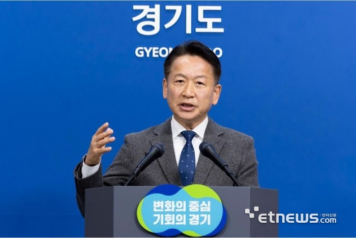 고영인 경기도 경제부지사가 21일 도 브리핑룸에서 복지예산 축소 논란과 관련해 기자회견을 열고 있다.