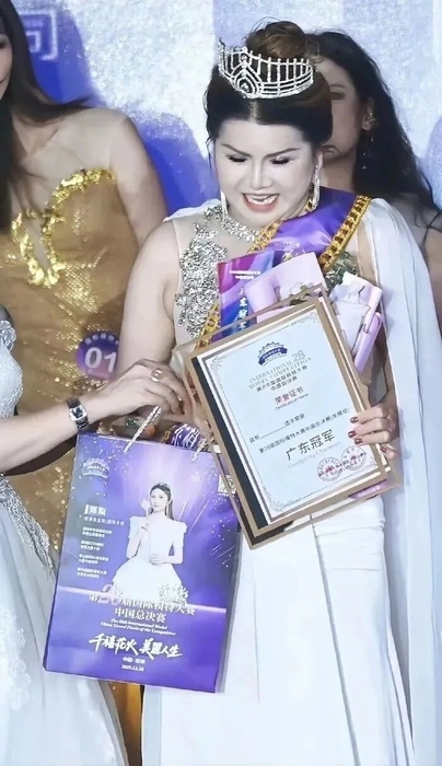 늘씬한 모델 수십 명 제치고… '그녀'가 1등 트로피 든 이유는?