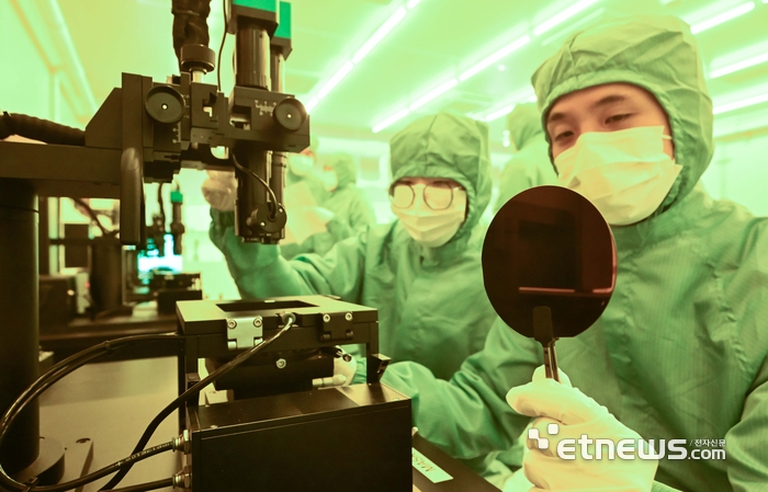 [포토] AI 인프라의 핵심 반도체 연구하는 학생들