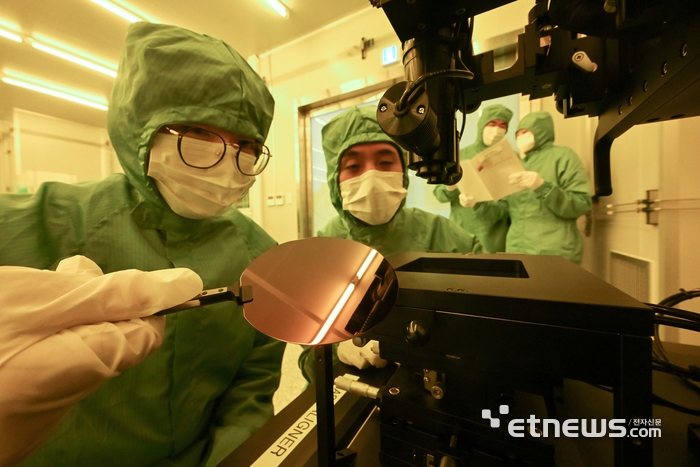 정부와 기업이 인공지능(AI) 인프라 확충에 속도를 내는 가운데 AI의 핵심 요소인 반도체 융합 인재 배출의 필요성이 높아지고 있다. 주말 경기 시흥시 한국공학대학교 반도체종합교육센터에서 학생들이 반도체 웨이퍼 노광공정 실습을 하고 있다.
 김민수기자 mskim@etnews.com