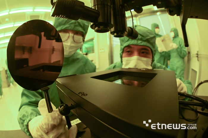 [포토] 반도체 노광공정 실습하는 학생들