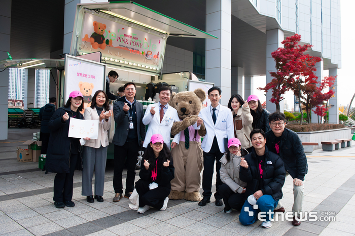 국립암센터는 지난 17일 국립암센터 신관 1층 야외 공간과 소아청소년암센터 외래 및 병동에서 랄프 로렌 코리아와 함께 '핑크 포니(Pink Pony)' 나눔 행사를 진행했다.