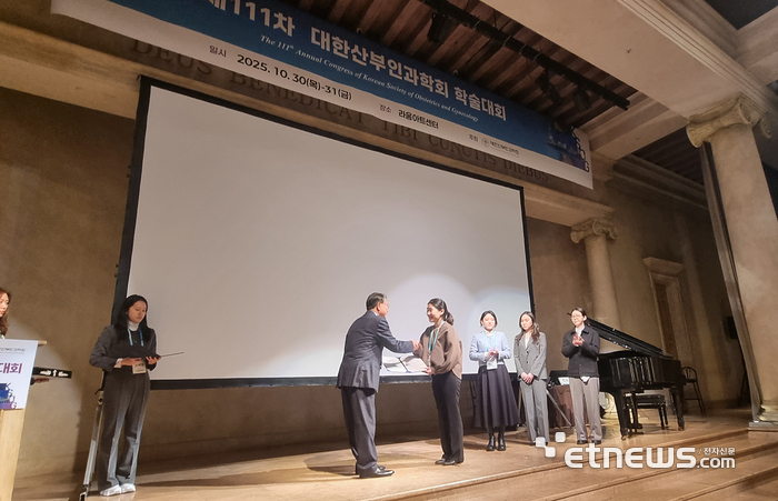 대한산부인과학술대회에서 고대구로병원 산부인과 연구팀 주진원 전공의가 임신 합병증의 산후 장기 영향과 중재효과를 탐색한 연구로 '최우수구연상'을 수상했다.