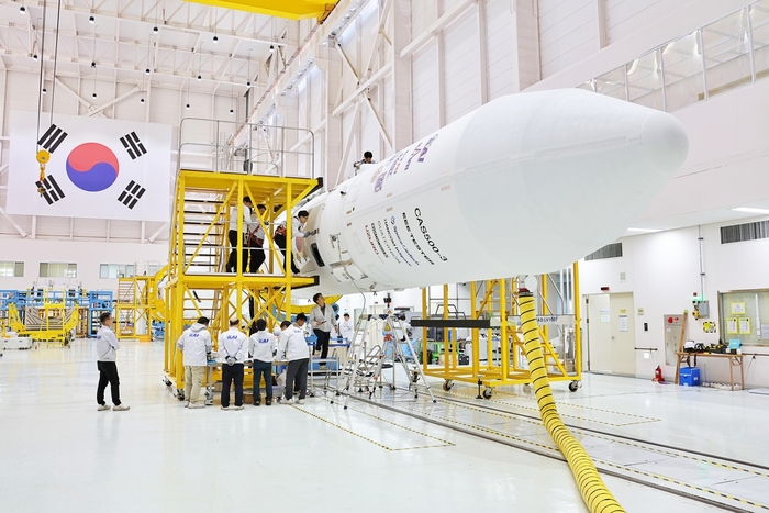 고흥 나로우주센터 조립동에서 연구진이 누리호 4차 발사 총조립을 수행하는 모습 / 항우연