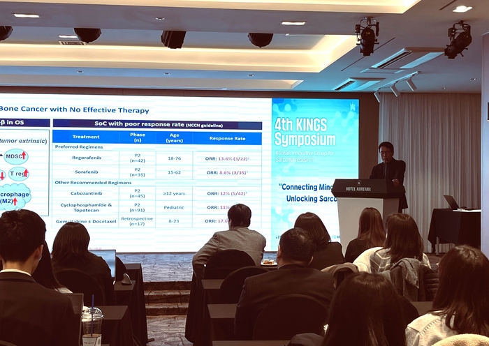 김성진 메드팩토 대표가 20일 서울 중구 코리아나 호텔에서 열린 제4회 육종 혁신연구 심포지엄 'KINGS'에서 '육종의 암화 과정에 대한 혁신적 통찰과 치료 전략'을 주제로 발표했다.(사진=메드팩토)