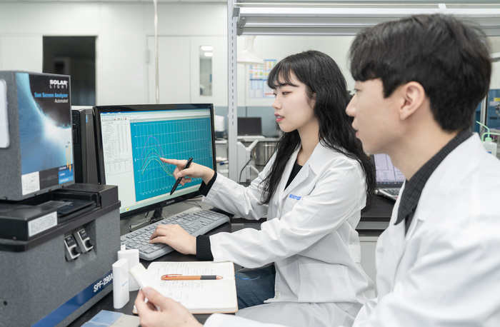 한국콜마 연구원이 자외선차단 기술 관련 연구를 진행하고 있다