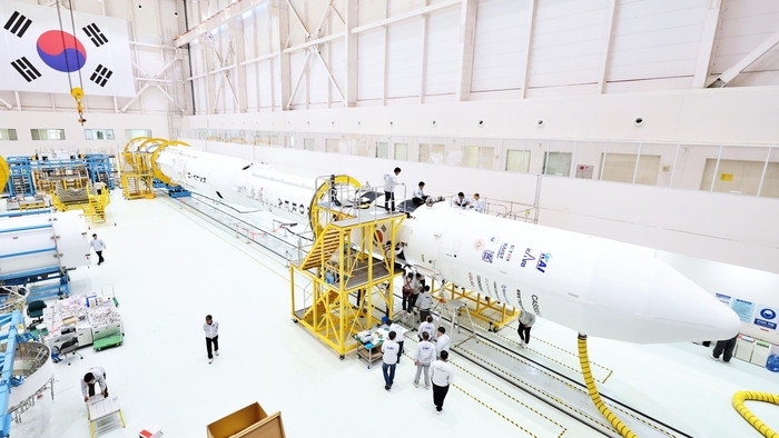 고흥 나로우주센터 조립동에서 연구진이 누리호 4차 발사 총조립을 수행하는 모습 / 항우연