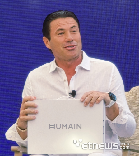 타렉 아민 휴메인 최고경영자(CEO)가 지난 9월 25일(현지시간) 미국 하와이주 마우이에서 열린 '스냅드래곤 서밋 2025'에서 '호라이즌 프로' 노트북을 소개하고 있다. (사진=공동취재기자단)