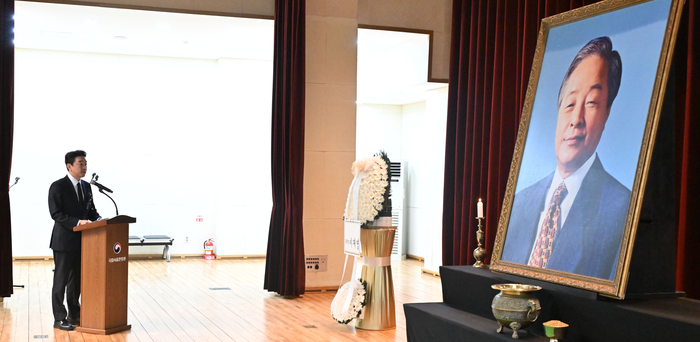 대통령 추모사 대독하는 강훈식 비서실장     (서울=연합뉴스) 류영석 기자 = 강훈식 대통령 비서실장이 21일 서울 동작구 국립서울현충원에서 열린 고 김영삼 전 대통령 서거 10주기 추모식에서 이재명 대통령의 추모사를 대독하고 있다. 2025.11.21 [공동취재]     ondol@yna.co.kr (끝)