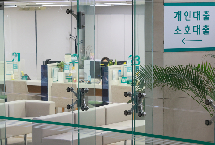 비대면 주담대 '연말 로또' 재현···인터넷은행 울지도 웃지도 못한다