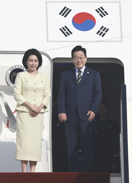 이재명 대통령 부부, 이집트 공식방문 마치고 남아공으로     (카이로=연합뉴스) 한상균 기자 = 이집트 공식 방문을 마친 이재명 대통령과 김혜경 여사가 21일(현지시간) 남아공 주요 20개국(G20) 정상회의 참석을 위해 카이로 국제공항에서 공군 1호기에 올라 인사하고 있다. 2025.11.21     xyz@yna.co.kr (끝)