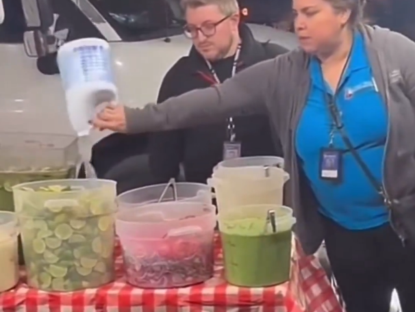 덴버 공중보건환경부(DDPHE) 소속 식품 검사원이 규정 위반 노점상에서 음식에 락스를 붓고 있다. 사진=엑스(@OliLondonTV) 캡처