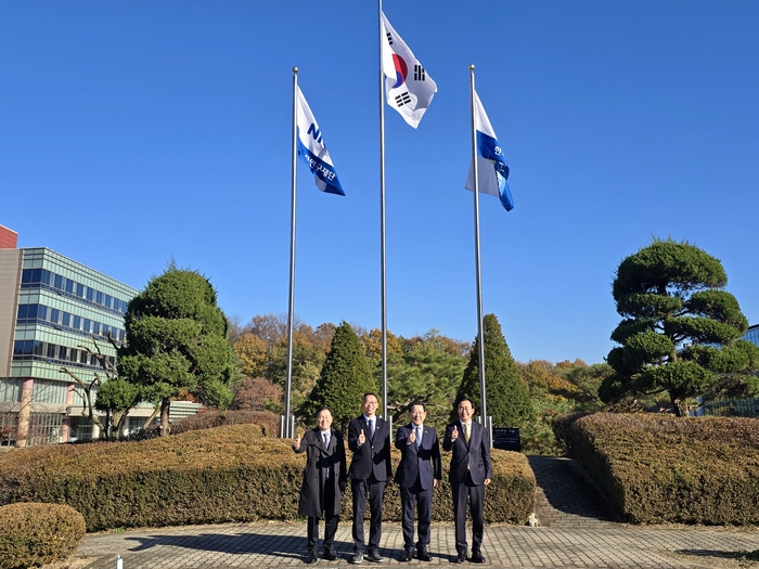 21일 과학기술정보통신부가 실시한 '핵융합 핵심기술 개발 및 첨단 인프라 구축 사업' 최종 발표평가에서 김영록 도지사(오른쪽 두 번째)가 발표를 맡고 윤병태 시장(오른쪽)이 질의응답 답변을 도맡았다. 왼쪽부터 정현구 전남도 에너지산업국장, 윤진호 전남도 기획조정실장, 김영록 전남도지사, 윤병태 나주시장.