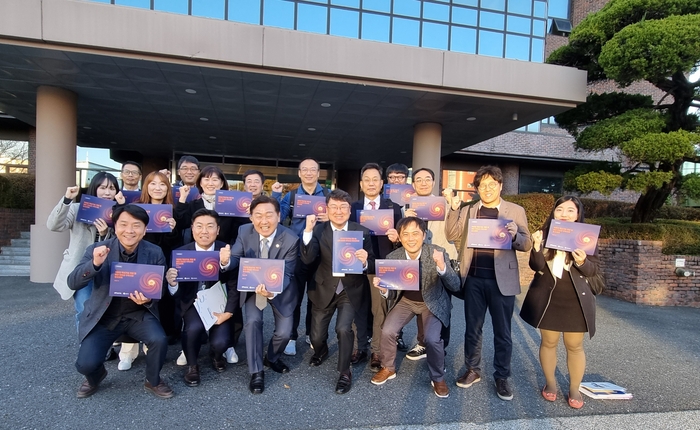 김관영 전북도지사 등이 21일 대전 한국연구재단에서 열린 인공태양(핵융합) 연구시설 유치를 위한 최종 평가 발표를 마친 뒤 기념촬영하고 있다.