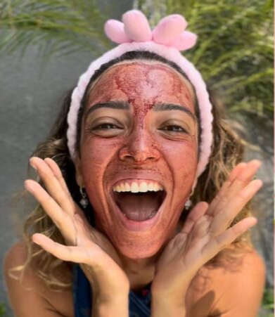 생리혈 바르면 얼굴에 광이 나?…SNS 유행 '월경 마스크팩' 논란