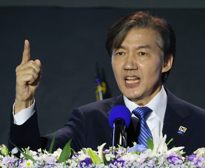 조국혁신당 조국 대표가 23일 오후 청주 오스코에서 열린 전당대회에서 당 대표로 선출된 뒤 소감을 발표하고 있다.  연합뉴스