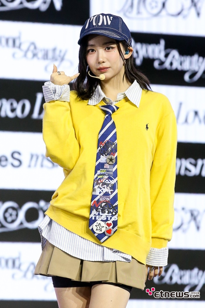 [ET포토] 트리플에스 카에데, '넥타이와 모자 깔맞춤'